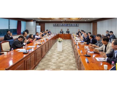 Gujarat Deputy CM invites Youngone Corporation to invest in textiles